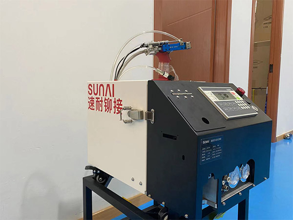 嘉佑佳速耐自動拉釘機助力興威電腦高效生產(chǎn)