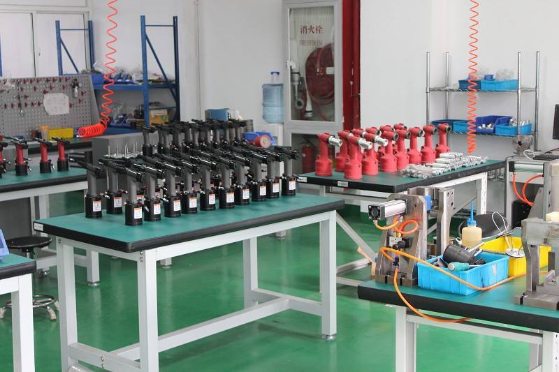 速耐鉚釘機維修現場